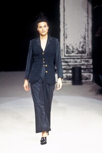 1736659957_JeanPaulGaultier1993WomenRTW9.thumb.jpg.f9f98c15566cd2aa74fd066e7491bed6.jpg