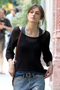Keira+Knightley+Mark+Ruffalo+hang+around+outdoor+kYda_UNAqHWl.jpg