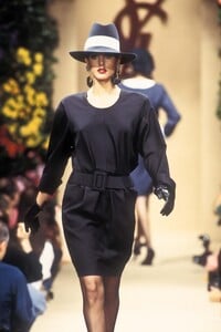 181743827_YvesSaintLaurent1993HauteCouture155.thumb.jpg.241e80d20312f71a076b443aad1fb195.jpg