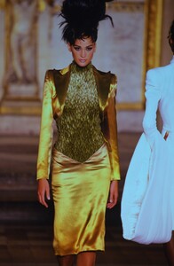 1820429320_GivenchyCoutureSpring1997(12).thumb.jpg.9fa91c474b0d9035ff315eeb056b6c3e.jpg