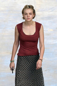 Carey+Mulligan+wearing+red+top+long+skirt+fXxg0WOPsxfx.jpg