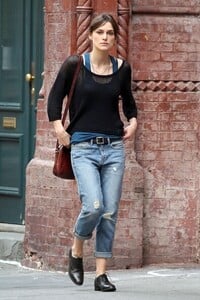 Keira+Knightley+Mark+Ruffalo+hang+around+outdoor+UlSaFYPQSnOl.jpg