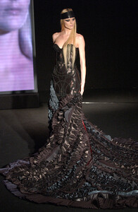 1913159908_GianniVersace2003HauteCouture16.thumb.jpg.ca3045f8b2a67dc070907465db8c4606.jpg