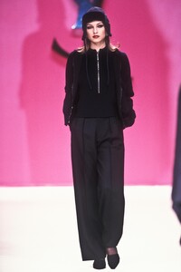 193454423_YvesSaintLaurent1998WomenRTW90.thumb.jpg.5bf0d0c09b32d3b517dab755b59c1837.jpg