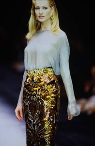 1937417405_gianfranco-ferre-fw-1993(8).thumb.jpg.727846ea656d9cdd39c1145de6f3f202.jpg