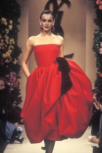 1970492186_YvesSaintLaurent1993HauteCouture168.thumb.jpg.3d67c19043956bd2cd96fba0311bdb16.jpg