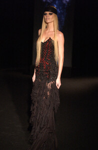 197464735_GianniVersace2003HauteCouture1.thumb.jpg.5ce064c56d5704bcde8dacc6b303ae86.jpg