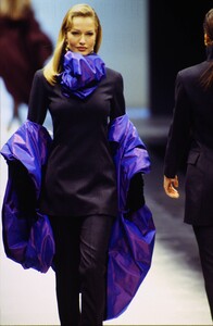 1986038399_gianfranco-ferre-fw-1993(4).thumb.jpg.1bbad296c79951935575dd241761677d.jpg