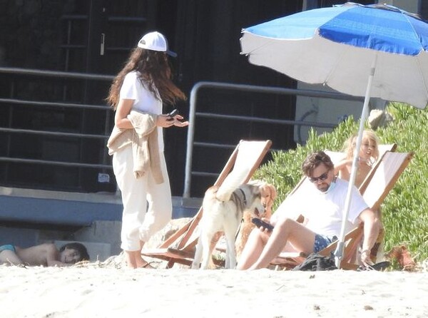 1_PAY-EXCLUSIVE-Leonardo-DiCaprio-and-Camila-Morrone-hang-with-friends-and-Leos-pal-Emile-Hirsch-at-Mal.jpg