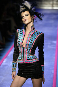 2008644939_Givenchy2002HauteCouture15.thumb.jpg.791b17e1fab9e7a0624de7693b6c8aca.jpg