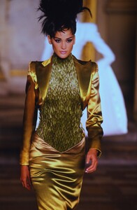 2066890960_GivenchyCoutureSpring1997(13).thumb.jpg.5ca18753e172dbfde2975ea4543ba9f3.jpg