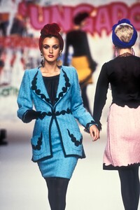 2102966541_EmanuelUngaro1994HauteCouture34.thumb.jpg.a57625352b59b9bd1b3df3eaecb15d5c.jpg