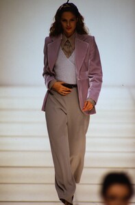 300228458_emporio-armani-fall-1995(24).thumb.jpg.94349a4e4b146c9b83ba6c839566d521.jpg