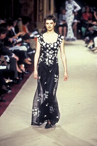 354413999_EmanuelUngaro1996HauteCouture24.thumb.jpg.d974754b90354d5e21ea507d04ef8bbc.jpg