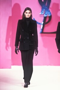 359972548_YvesSaintLaurent1998WomenRTW111.thumb.jpg.ba481062533cfcfc165d001d4bb27f67.jpg