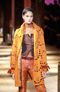 381466573_RomeoGigli2000WomenRTW28.thumb.jpg.7011d4b1e50b036a1cea20d3d117dca4.jpg