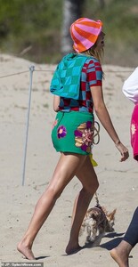 39869422-9309637-Glowing_The_beauty_showcased_her_sun_kissed_skin_in_the_mini_ski-a-23_1614546685001.jpg