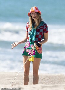 39869438-9309637-Clashing_The_different_prints_and_shades_of_Hailey_s_look_certai-a-29_1614546685078.jpg