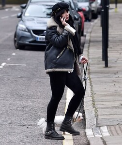 40038856-9325725-Chic_Daisy_Lowe_looked_effortlessly_stylish_on_Thursday_as_she_s-m-17_1614862163790.jpg