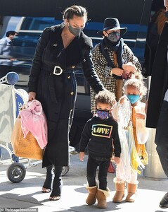40173388-9336127-Heading_home_Chrissy_Teigen_35_opts_for_an_elevated_travel_look_-a-79_1615147394675.jpg