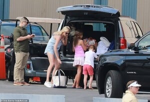 40178678-9336237-Ivanka_and_her_kids_loaded_up_the_car_after_the_afternoon_on_the-a-25_1615161497941.jpg