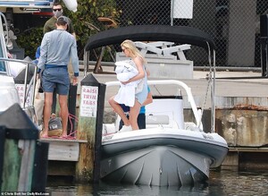 40178710-9336237-Ivanka_was_seen_carry_a_handful_of_white_towels_off_the_boat_aft-a-20_1615161467446.jpg