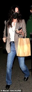 40572260-9370755-Old_friends_Courteney_Cox_had_made_a_habit_out_of_meeting_her_la-a-11_1615966647810.jpg