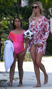 40598672-9373105-Swim_time_Arabella_was_wearing_a_hot_pink_swimsuit_with_a_large_-a-381_1616018400249.jpg