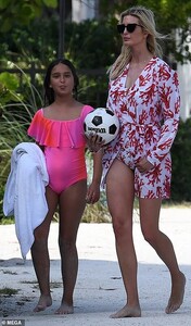 40598678-9373105-Swim_time_Arabella_was_wearing_a_hot_pink_swimsuit_with_a_large_-a-382_1616018400251.jpg