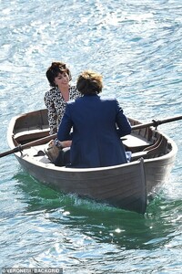 40637492-9376799-Scenes_The_two_actors_appeared_in_great_spirits_as_they_filmed_s-a-10_1616091002077.jpg