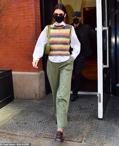 40751254-9386389-Stepping_out_Kendall_Jenner_was_seen_leaving_a_New_York_City_hot-a-66_1616354329236.jpg