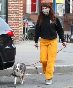40789416-9389535-Puppy_love_Helena_Christensen_turned_heads_in_bright_pants_while-m-10_1616427066239.jpg