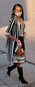 40813566-9391775-Quite_the_handbag_The_5ft9in_catwalker_carried_a_snazzy_transpar-m-60_1616473424941.jpg