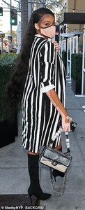 40813570-9391775-Quite_the_handbag_The_5ft9in_catwalker_carried_a_snazzy_transpar-a-61_1616473438064.jpg