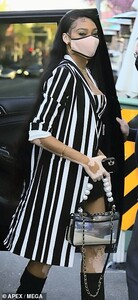 40813590-9391775-Style_She_had_on_a_splendid_striped_matching_duster_jacket_over_-m-46_1616473015644.jpg