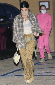 41110086-9417141-Belted_details_As_she_walked_the_intricate_pant_s_details_were_r-a-1_1617083804545.jpg