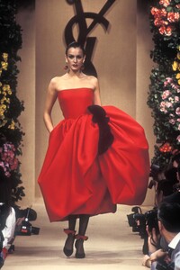 453092712_YvesSaintLaurent1993HauteCouture167.thumb.jpg.10f4597efe7a5684b6937c7aa783bb8a.jpg