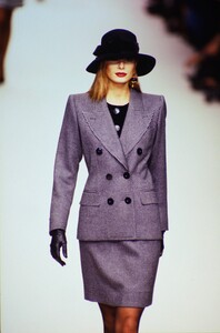 Yves-Saint-Laurent-Fall-1995 (1).jpg