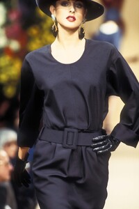 525526927_YvesSaintLaurent1993HauteCouture157.thumb.jpg.4938307d75b815f2594e0238db13a8e6.jpg