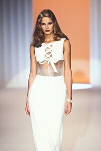 584942343_Valentino1995WomenRTW118.thumb.jpg.50f960ad03cdb30d3f28773e69ac2a7b.jpg