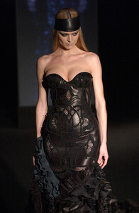 628000010_GianniVersace2003HauteCouture19.thumb.jpg.2fb6153bd2fd2b0485c6cbea0f7d883f.jpg