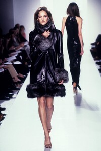 648047424_Halston2000WomenRTW61.thumb.jpg.a0311b6b88785afc31a6f085b4192ef4.jpg