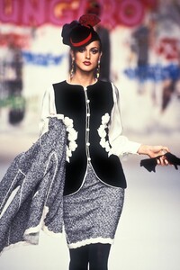 661880284_EmanuelUngaro1994HauteCouture33.thumb.jpg.82fff5e13f338171630680dbf90d23d7.jpg