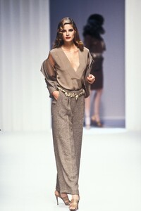 692691614_Valentino1995WomenRTW49.thumb.jpg.479936ca7a5fd1ddcfc70126cc7b4a65.jpg