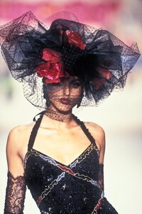 729324629_EmanuelUngaro1994HauteCouture111.thumb.jpg.78f136df8c2a6b0daa391586f82cadaf.jpg