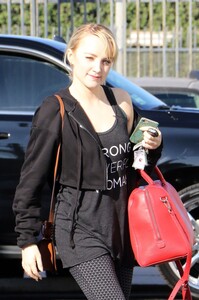 83975140_hqcelebcorner-3.jpg