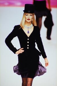 Yves-Saint-Laurent-Fall-1995 (27).jpg