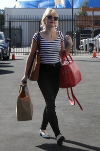 84705264_hqcelebcorner-9.jpg