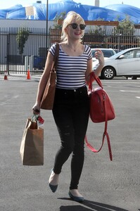 84705284_hqcelebcorner-10.jpg