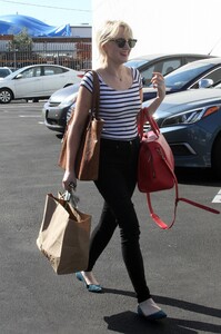 84705310_hqcelebcorner-12.jpg